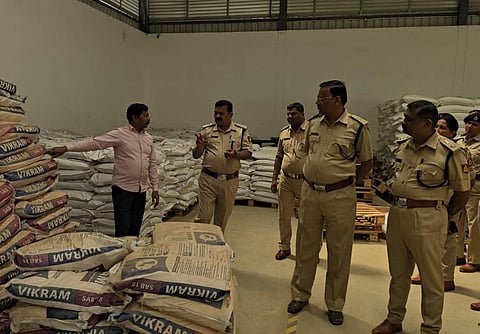 ಕೆಮಿಕಲ್ ಘಟಕವನ್ನು ಪರಿಶೀಲನೆ ನಡೆಸಿದ ಅಬಕಾರಿ ಅಧಿಕಾರಿಗಳು.