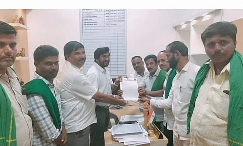 ಮೈಸೂರು-ಚಾಮರಾಜನಗರ ರೈಲು ಮಾರ್ಗ ಕೋಣನೂರಿನ ಬಳಿ ರೈಲ್ವೆ ಗೇಟ್‌ನಲ್ಲಿ ಸಿಗ್ನಲ್ ಲೈಟ್ ಅಳವಡಿಸುವಂತೆ ಭಾರತೀಯ ತೆಂಗುಬೆಳೆಗಾರರ ಒಕ್ಕೂಟ ಮತ್ತು ಕರ್ನಾಟಕ ರಾಜ್ಯತೆಂಗು ಬೆಳೆಗಾರರ ಸಂಘದಿಂದ ರೈಲ್ವೆ ಅಧಿಕಾರಿಗಳಿಗೆ ಮನವಿ ಸಲ್ಲಿಸಲಾಯಿತು. ಜಿ.ಕಾಶಿವಿಶ್ವನಾಥ್, ಕೆ.ಜಿ.ನಾಗಣ್ಣ, ಸೋಮೇಶ್ವರಪುರ ಎಸ್.ಎನ್.ಗುರುಸ್ವಾಮಿ, ಕೆ.ಸಿ.ಶಿವಕುಮಾರ್, ಕೆ.ಎನ್.ಮಹೇಶ್ ಇದ್ದರು.