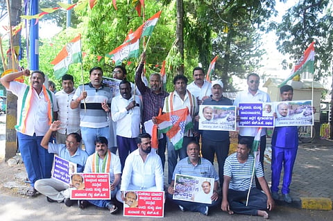 ಕೇಂದ್ರದಿಂದ ಯೋಜನೆಗಳಿಗೆ ಅನುಮತಿ ಕೊಡಿಸಲು ಎಚ್.ಡಿ.ಕುಮಾರಸ್ವಾಮಿ ವಿಫಲರಾಗಿದ್ದಾರೆ ಎಂದು ಆರೋಪಿ ಕಾಂಗ್ರೆಸ್‌ನಿಂದ ನಗರದಲ್ಲಿ ಪ್ರತಿಭಟನೆ ನಡೆಯಿತು. ರಾಜೇಶ್, ಕುಮಾರ್, ಶ್ರೀಕಂಠ, ಮಹೇಶ್, ಸುರೇಶ್ ಇತರರು ಇದ್ದರು.