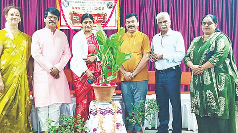 ಅಖಿಲ ಭಾರತ ಶರಣ ಸಾಹಿತ್ಯ ಪರಿಷತ್ತಿನಿಂದ ನಗರದಲ್ಲಿ ಆಯೋಜಿಸಿದ್ದ ದತ್ತಿ ಉಪನ್ಯಾಸ ಕಾರ್ಯಕ್ರಮದಲ್ಲಿ ವಚನ ಕುಮಾರಸ್ವಾಮಿ, ಜಯಪ್ಪ ಹೊನ್ನಾಳಿ, ಸುಜಾತಾ, ಶೋಭಾರಾಣಿ ಜೈಪ್ರಕಾಶ್ ಇತರರು ಇದ್ದರು.