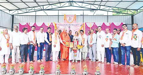  ಬಿಇಎಂಎಲ್ ಬಸವ ಸಮಿತಿಯ 35ನೇ ವಾರ್ಷಿಕೋತ್ಸವದಲ್ಲಿ ಮಾಜಿ ಶಾಸಕ ಅಶೋಕ್ ಖೇಣಿ ಅವರಿಗೆ ಬಸವಶ್ರೀ ಪ್ರಶಸ್ತಿಯನ್ನು ಪ್ರದಾನ ಮಾಡಲಾಯಿತು. ಶ್ರೀ ಶಿವರಾತ್ರಿ ದೇಶಿಕೇಂದ್ರ ಸ್ವಾಮೀಜಿ, ಬಿ.ಎಸ್.ತಾಂಡವ ಮೂರ್ತಿ, ಜಯಪ್ಪ ಹೊನ್ನಾಳಿ, ಎಸ್.ಎಸ್.ಪಾಟೀಲ್, ಎ.ಕೆ.ವಸಂತಕುಮಾರ್ ಇತರರಿದ್ದರು.