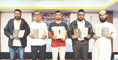 ಬೇಲೂರಿನ ಅರೇಹಳ್ಳಿ ಹೀರಾ ಸೆಂಟರ್ ನಲ್ಲಿ ಆಯೋಜಿಸಿದ್ದ ಕಾರ್ಯಕ್ರಮದಲ್ಲಿ ಗಣ್ಯರು  ಪುಸ್ತಕ ಬಿಡುಗಡೆಗೊಳಿಸಿದರು. ಮುಜೀಬುರ್ ರೆಹಮಾನ್, ಜಮಾಅತೆಯ ಹೋಬಳಿ ಘಟಕದ ಅಧ್ಯಕ್ಷ ಇಜಾರ್ ಅಸರ್ ಉಮ್ರಿ ಹಾಗೂ ಜಮಾಅತೆಯ ವಿವಿಧ ಪದಾಧಿಕಾರಿಗಳಿದ್ದರು.