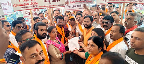 ಭಾರತೀಯ ಸ್ಥಳಿಯ ಗೋ ತಳಿಗಳಿಗೆ ರಾಷ್ಟ್ರೀಯ ಗೌರವ ಒದಗಿಸಬೇಕೆಂದು ಆಗ್ರಹಿಸಿ ಆನೇಕಲ್​ ಪಟ್ಟಣದಲ್ಲಿ  ತಹಸೀಲ್ದಾರ್​ ಶಶಿಧರ್​ ಅವರಿಗೆ ಮನವಿ ಸಲ್ಲಿಸಲಾಯಿತು. ನಂದಿ ಬಾಬಾ, ಹರಿಸಿಂಗ್​, ಜ್ಞಾನಮೂರ್ತಿ, ಸಂಜಯ್​ ಜಿ, ಬಜರಂಗದಳ ಮೋಹನ್​ ಇತರರು ಇದ್ದರು.  