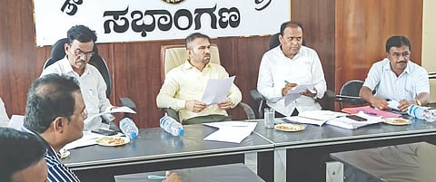 ಔರಾದ್​ ತಾಲೂಕು ಪಂಚಾಯಿತಿ ಸಭಾಂಗಣದಲ್ಲಿ ಬುಧವಾರ  ಆಯೋಜಿಸಿದ್ದ ಪಂಚಾಯಿತಿ ಅಭಿವೃದ್ಧಿ ಅಧಿಕಾರಿಗಳ ಸಭೆಯಲ್ಲಿ ಸಿಇಒ ಡಾ.ಗಿರೀಶ್​ ಬದೋಲೆ ಮಾತನಾಡಿದರು. ಅಧಿಕಾರಿಗಳಾದ  ಮಾಣಿಕರಾವ ಕೆರೂರ, ಕಿರಣ ಪಾಟೀಲ್​, ಶಿವಕುಮಾರ ಘಾಟೆ ಇತರರಿದ್ದರು.