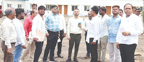 ಔರಾದ್​ ತಾಲೂಕಿನ ಹೆಡಗಾಪುರ ಜಾನುವಾರುಗಳ ತಳಿ ಸಂವರ್ಧನೆ ಕೇಂದ್ರಕ್ಕೆ ಬುಧವಾರ ಜಿಪಂ ಸಿಇಒ ಡಾ.ಗಿರೀಶ್​   ಬದೋಲೆ ಭೇಟಿ ನೀಡಿ ಪರಿಶೀಲಿಸಿದರು. ಡಾ.ಗೌತಮ ಅರಳಿ, ತಾಪಂ ಇಒ ಕಿರಣ ಪಾಟೀಲ್​, ಎಡಿ ಶಿವಕುಮಾರ ಘಾಟೆ, ಮಾಣಿಕರಾವ ಕೆರೂರು ಇತರರಿದ್ದರು.