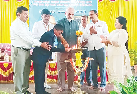 ಅರಕಲಗೂಡಿನಲ್ಲಿ ಆಯೋಜಿಸಿದ್ದ ಸಂವಿಧಾನ ದಿನಾಚರಣೆ ಕಾರ್ಯಕ್ರಮವನ್ನು ಶಾಸಕ ಎ.ಮಂಜು ಉದ್ಘಾಟಿಸಿದರು. ಸೌಮ್ಯಾ, ನಾರಾಯಣ, ರವಿಕುಮಾರ್ ಇತರರಿದ್ದರು.