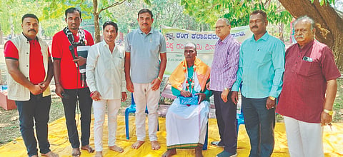 ಭದ್ರಾವತಿಯ ನ್ಯೂಟೌನ್​ ಮಹಾತ್ಮಗಾಂಧಿ ಉದ್ಯಾನವನದಲ್ಲಿ ಶುಕ್ರವಾರ ರಂಗ ಕಲಾವಿದರು ತಂಡದಿಂದ ಆಯೋಜಿಸಿದ್ದ ವಿಶ್ವ ರಂಗಭೂಮಿ ದಿನಾಚರಣೆ ಕಾರ್ಯಕ್ರಮದಲ್ಲಿ ಹಿರಿಯ ರಂಗಭೂಮಿ ಕಲಾವಿದ ಡಿ.ರುದ್ರಯ್ಯ ಅವರನ್ನು ಸನ್ಮಾನಿಸಲಾಯಿತು. ಗಂಗಾನಾಯ್ಕ ಗೊಂದಿ, ಬಿ.ಎ. ಮಂಜುನಾಥ್​ ಇತರರಿದ್ದರು.