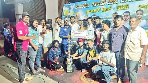 ಬಾಳೆಹೊನ್ನೂರು ಕಲಾರಂಗ ಕ್ರೀಡಾಂಗಣದಲ್ಲಿ ಆಯೋಜಿಸಿದ್ದ ಸರ್ವಧರ್ಮ ಕಪ್ ಟೆನಿಸ್‌ಬಾಲ್ ಪಂದ್ಯಾವಳಿಯಲ್ಲಿ ವಿಜೇತ ತಂಡಕ್ಕೆ ಬಹುಮಾನ ವಿತರಿಸಲಾಯಿತು. ಟಿ.ಎಂ.ಬಶೀರ್, ಎಂ.ಎಸ್.ಅರುಣೇಶ್, ಇಬ್ರಾಹಿಂ ಶಾಫಿ, ಮಹೇಶ್ ಆಚಾರ್ಯ, ಸಿದ್ದಿಕ್, ನಾಗರಾಜ ಭಟ್, ಜೆಸ್ಸಿ ಲೋಬೋ ಮತ್ತಿತರರಿದ್ದರು.