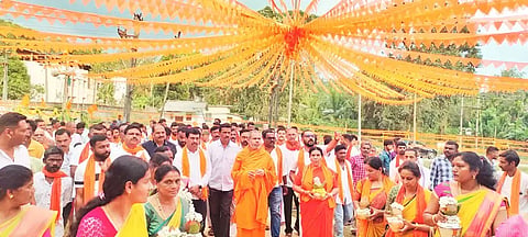 ಬಾಳೆಹೊನ್ನೂರು ಸಮೀಪದ ಸೀಗೋಡಿನಲ್ಲಿ ನಡೆದ ಹಿಂದೂ ಸಮಾಜೋತ್ಸವಕ್ಕೆ ಆಗಮಿಸಿದ್ದ ಶ್ರೀ ಗುಣನಾಥ ಸ್ವಾಮೀಜಿ ಹಾಗೂ ಗಣ್ಯರಿಗೆ ಮಹಿಳೆಯರು ಪೂರ್ಣಕುಂಭ ಸ್ವಾಗತ ಕೋರಿದರು.