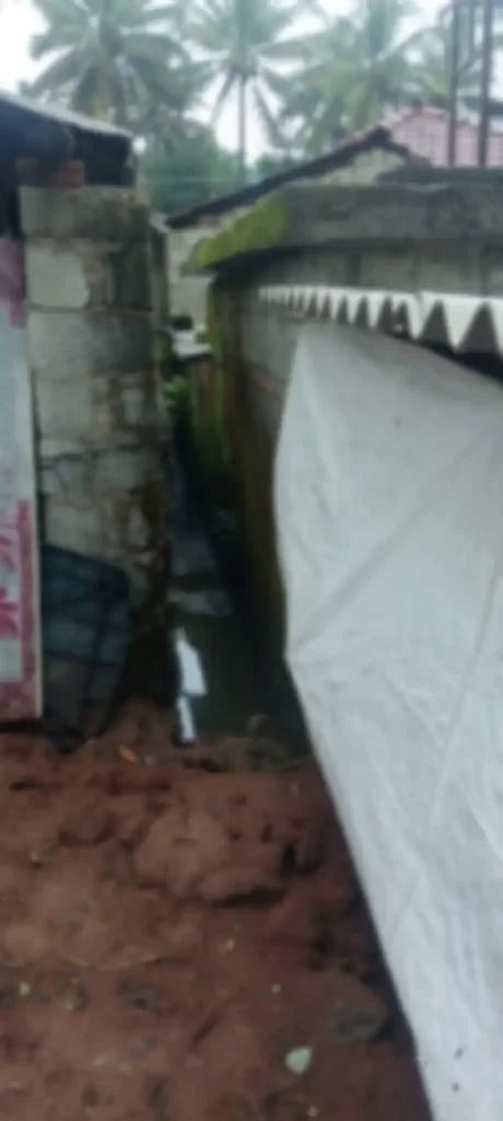 ಬಾಳೆಹೊನ್ನೂರಿನ ಅಕ್ಷರನಗರದ 5ನೇ ಕ್ರಾಸ್ ಮನೆಗಳ ಹಿಂಭಾಗದಲ್ಲಿ ಕೊಳಚೆ ನೀರು ನಿಂತಿರುವುದು.