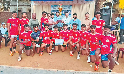 ಭಟ್ಕಳದ ಶ್ರೀ ಗುರು ಸುಧೀಂದ್ರ ಪದವಿ ಮಹಾವಿದ್ಯಾಲಯದಲ್ಲಿ ಆಯೋಜಿಸಿದ್ದ ಕರ್ನಾಟಕ ವಿಶ್ವವಿದ್ಯಾಲಯ ಅಂತರ ಮಹಾವಿದ್ಯಾಲಯಗಳ ತೃತೀಯ ವಲಯ ಮಟ್ಟದ ಪುರುಷರ ಕಬಡ್ಡಿ ಪಂದ್ಯಾವಳಿಯಲ್ಲಿ ಪ್ರಥಮ ಸ್ಥಾನ ಪಡೆದ ಶಿರಸಿಯ ಸರ್ಕಾರಿ ಪ್ರಥಮ ದರ್ಜೆ ಕಾಲೇಜ್ ತಂಡ.