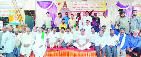 ವಿವಿಧ ಬೇಡಿಕೆ ಈಡೇರಿಕೆಗೆ ಆಗ್ರಹಿಸಿ ಬೈಲಹೊಂಗಲದಲ್ಲಿ ಕೈಗೊಂಡಿರುವ 19ನೇ ದಿನದ ಅನಿರ್ದಿಷ್ಟಾವಧಿ ಧರಣಿಯಲ್ಲಿ ಮಾಜಿ ಶಾಸಕ ಡಾ.ವಿಶ್ವನಾಥ ಪಾಟೀಲ, ಜೆಡಿಎಸ್ ಜಿಲ್ಲಾಧ್ಯಕ್ಷ ಶಂಕರ ಮಾಡಲಗಿ, ರಫೀಕ ಬಡೇಘರ ಇತರರಿದ್ದರು.