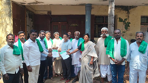 ನಿರುದ್ಯೋಗ ನಿರ್ಮೂಲನೆಗೆ ಒತ್ತಾಯಿಸಿ ಶಿರಸ್ತೇದಾರ್ ಬಸವರಾಜ ಹುಬ್ಬಳ್ಳಿ ಅವರಿಗೆ ರೈತಸಂಘ ಮುಖಂಡರು ಮನವಿ ಸಲ್ಲಿಸಿದರು. ಬಸವರಾಜ ಬಿಜ್ಜೂರು, ಶ್ರೀದೇವಿ ನಾಯ್ಕರ ಇತರರಿದ್ದರು.