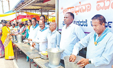 ಭಗವಾನ್ ಶ್ರೀಸತ್ಯಸಾಯಿ ಬಾಬಾ ಅವರ 15ನೇ ವರ್ಷದ ಆರಾಧನಾ ಮಹೋತ್ಸವದ ಅಂಗವಾಗಿ  ಸತ್ಯಸಾಯಿ ಟ್ರಸ್ಟ್ ಪದಾಧಿಕಾರಿಗಳು ಭಕ್ತರಿಗೆ ಅನ್ನದಾನ ಏರ್ಪಡಿಸಿದ್ದರು.