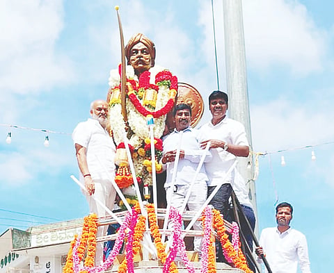 ನಾಡಪ್ರಭು ಕೆಂಪೇಗೌಡರ ಜನ್ಮದಿನದ ಅಂಗವಾಗಿ ಕೆಂಪೇಗೌಡರ ಪ್ರತಿಮೆಗೆ ಶಾಸಕ ಎಚ್.ಕೆ.ಸುರೇಶ್ ನಮನ ಸಲ್ಲಿಸಿದರು. ಎಂ.ಎ.ನಾಗರಾಜ್, ಶ್ರೀಧರ್ ಕಂಕನವಾಡಿ, ಅಕ್ರಂ ಷರ್ೀ ಇತರರು ಇದ್ದರು.