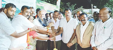 ಬೇಲೂರು ತಾಲೂಕಿನ ಅರೇಹಳ್ಳಿಯಿಂದ ವಿರಾಜಪೇಟೆ-ಬೈಂದೂರು ರಾಜ್ಯ ಹೆದ್ದಾರಿ ರಸ್ತೆ ಡಾಂಬರೀಕರಣ ಕಾಮಗಾರಿಗೆ ಶಾಸಕ ಎಚ್.ಕೆ.ಸುರೇಶ್ ಭೂಮಿಪೂಜೆ ನೆರವೇರಿಸಿದರು. ಚಂದ್ರಶೇಖರ್, ಅಶೋಕ್, ಭರತ್, ಪ್ರಕಾಸ್, ಮಹೇಶ್‌ಶೆಟ್ಟಿ ಇದ್ದರು.