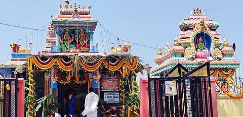 ಬೇಲೂರು ತಾಲೂಕಿನ ದೇವಿಹಳ್ಳಿ ಗ್ರಾಮದ ಶ್ರೀಮೆಣಸಿನಮ್ಮ ದೇವಾಲಯದ 25ನೇ ವರ್ಷದ ವಾರ್ಷಿಕ ಪೂಜೆ ಹಾಗೂ ದೇಗುಲದ ಮಹಾದ್ವಾರದ 8ನೇ ವರ್ಷದ ವಾರ್ಷಿಕೋತ್ಸವದ ಅಂಗವಾಗಿ ದೇಗುಲವನ್ನು ಅಲಂಕರಿಸಿರುವುದು.