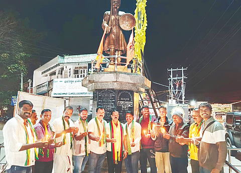 ಕಾರ್ಗಿಲ್ ವಿಜಯೋತ್ಸವದ ಅಂಗವಾಗಿ ಜಯ ಕರ್ನಾಟಕ ಸಂಘಟನೆ ಪದಾಧಿಕಾರಿಗಳು ಪಟ್ಟಣದ ಕೆಂಪೇಗೌಡರ ಪ್ರತಿಮೆ ಮುಂಭಾಗ ಮೇಣದ ಬತ್ತಿ ಹಚ್ಚಿ ಹುತಾತ್ಮ ಯೋದರಿಗೆ ಗೌರವ ಸಲ್ಲಿಸಿದರು.