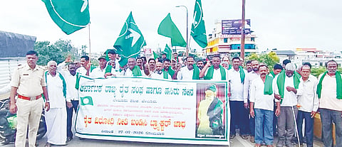 ಸರ್ಕಾರದ ರೈತ ವಿರೋಧ ನೀತಿ ಖಂಡಿಸಿ ಹಾಗೂ ವಿವಿಧ ಬೇಡಿಕೆಗಳನ್ನು ಈಡೇರಿಸುವಂತೆ ಆಗ್ರಹಿಸಿ  ಬೇಲೂರಿನಲ್ಲಿ ಸೋಮವಾರ ಕರ್ನಾಟಕ ರಾಜ್ಯ ರೈತ ಸಂಘ ಹಾಗೂ ಹಸಿರು ಸೇನೆ ಕಾರ್ಯಕರ್ತರು  ಪ್ರತಿಭಟನಾ ಮೆರವಣಿಗೆ ನಡೆಸಿದರು. ಮುಖಂಡರಾದ ಭೋಗ ಮಲ್ಲೇಶ್, ಸ್ವಾಮಿಗೌಡ, ಬಸವರಾಜ್, ಕುಮಾರ್, ಸುರೇಶ್, ಶ್ರೀನಿವಾಸ್ ಸೇರಿದಂತೆ ಇತರರಿದ್ದರು. 
