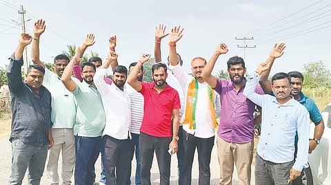 ಬೇಲೂರಿಬ ಬಿಕ್ಕೋಡು ರಸ್ತೆಯಲ್ಲಿ ಬಿಜೆಪಿ ತಾಲೂಕು ಅಧ್ಯಕ್ಷ ಕೌರಿ ಸಂಜಯ್ ನೇತೃತ್ವದಲ್ಲಿ ಪ್ರತಿಭಟನೆ ನಡೆಯಿತು. ವೆೆಂಕಟೇಶ್, ಅನಿಲ್, ಬಸವರಾಜು, ಗಿರೀಶ್, ಸುನೀಲ್, ಶ್ರೀನಿವಾಸ್, ಧರ್ಮೇಶ್, ಪ್ರಭಾಕರ್ ಇದ್ದರು.