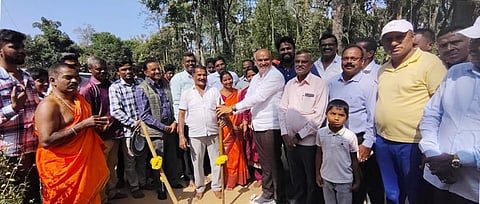 ಬೇಲೂರು ತಾಲೂಕಿನ ಕಾನಹಳ್ಳಿ ಸಮೀಪದ ಹಳ್ಳಕ್ಕೆ ಅಡ್ಡಲಾಗಿ ಚೆಕ್‌ಡ್ಯಾಂ ಹಾಗೂ ಸೇತುವೆ ನಿರ್ಮಾಣ ಕಾಮಗಾರಿಗೆ ಶಾಸಕ ಎಚ್.ಕೆ.ಸುರೇಶ್ ಭೂಮಿ ಪೂಜೆ ನೆರವೇರಿಸಿದರು. ಸರೋಜಾ, ರೂಪಾ, ರಿಹಾನ್ ಪಾಷ, ತೇಜಪಾಲ್, ರಘು, ಯೋಗೀಶ್, ಅಶೋಕ್ ಇದ್ದರು.