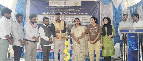 ಬೇಲೂರು ಶ್ರೀ ಚನ್ನಕೇಶವಸ್ವಾಮಿ ವಸತಿ ನಿಲಯದಲ್ಲಿ ಆಯೋಜಿಸಿದ್ದ ಅಂತರ ಜಿಲ್ಲಾ ಯುವ ವಿನಿಮಯ ಕಾರ್ಯಕ್ರಮವನ್ನು ಪುಷ್ಪಗಿರಿ ಧಾರ್ಮಿಕ ಪರಿಷತ್ ಅಧ್ಯಕ್ಷ ಡಾ.ಎಂ.ಸಿ.ಕುಮಾರ್ ಉದ್ಘಾಟಿಸಿದರು.