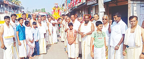 ವಾಸವಿ ಜಯಂತಿ ಅಂಗವಾಗಿ ಶ್ರೀಕನ್ನಿಕಾ ಪರಮೇಶ್ವರಿ ದೇವಿಯ ಉತ್ಸವ ಮೂರ್ತಿಯನ್ನು ಮೆರವಣಿಗೆ ಮಾಡಿದ ಕನ್ನಿಕಾ ಪರಮೆಶ್ವರಿ-ಆರ್ಯ ವೈಶ್ಯ ಮಂಡಳಿ ಪದಾಧಿಕಾರಿಗಳು ಮತ್ತು ಸದಸ್ಯರು.