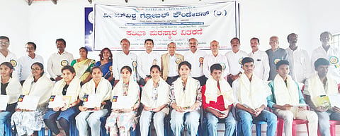 ವಿರಾಟ್ ವಿಶ್ವ ಗ್ಲೋಬಲ್ ಫೌಂಡೇಷನ್‌ನ ಹಾಸನ-ಚಿಕ್ಕಮಗಳೂರು ಪ್ರಾದೇಶಿಕ ಸಮಿತಿ ಹಾಗೂ ತಾಲೂಕು ವಿಶ್ವಕರ್ಮ ಸಮಾಜದಿಂದ ಆಯೋಜಿಸಿದ್ದ ಪ್ರತಿಭಾ ಪುರಸ್ಕಾರ ಕಾರ್ಯಕ್ರಮದಲ್ಲಿ ವಿದ್ಯಾರ್ಥಿಗಳನ್ನು ಅಭಿನಂದಿಸಲಾಯಿತು. ಕೆ.ಎಸ್.ಪ್ರಭಾಕರ್, ರಾಜೇಶ್, ನಾಗರಾಜಾಚಾರ್ ಇತರರು ಇದ್ದರು. 