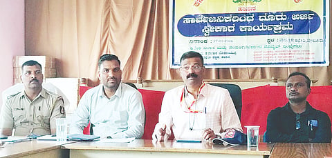 ಬೇಲೂರು ಪಟ್ಟಣದ ತಾಲೂಕು ಕಚೇರಿಯಲ್ಲಿ ಸಾರ್ವಜನಿಕರಿಂದ ಕುಂದುಕೊರತೆಗಳ ಅಹವಾಲು ಸ್ವೀಕರಿಸಿ ಹಾಸನ ಲೋಕಾಯುಕ್ತ ಡಿವೈಎಸ್ಪಿ ಎಚ್.ಎಸ್.ಸುರೇಶ್ ಮಾತನಾಡಿದರು.