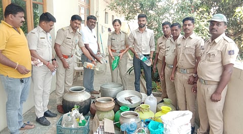 ವಿವಿಧ ಪ್ರಕರಣಗಳಿಗೆ ಸಂಬಂಧಿಸಿದಂತೆ ವಶಕ್ಕೆ ಪಡೆದಿದ್ದ ಅಕ್ರಮ ಮದ್ಯವನ್ನು ಕಚೇರಿ ಆವರಣದಲ್ಲಿ ಎಂ.ಎಚ್.ರಘು ನೇತೃತ್ವದಲ್ಲಿ ನಾಶ ಪಡಿಸಲಾಯಿತು. ಎ.ಆರ್.ಅಪೂರ್ವ, ಸತೀಶ್, ಮಲ್ಲಿಕಾರ್ಜುನ್ ಇತರರಿದ್ದರು.