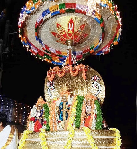 ಶ್ರೀ ಚನ್ನಕೇಶವಸ್ವಾಮಿ ಜಾತ್ರಾ ಮಹೋತ್ಸವದ ಅಂಗವಾಗಿ ಗುರುವಾರ ರಾತ್ರಿ ದೇವರನ್ನು ಪ್ರತಿಷ್ಠಾಪಿಸಿ ಅನಂತ ಪೀಠಾರೋಹಣೋತ್ಸವ ನೆರವೇರಿಸಲಾಯಿತು.