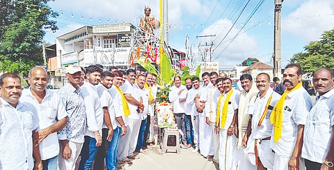 ನಾಡಪ್ರಭು ಕೆಂಪೇಗೌಡರ 517ನೇ ಜಯಂತಿ ಅಂಗವಾಗಿ ಒಕ್ಕಲಿಗ ಮುಖಂಡರು ಕೆಂಪೇಗೌಡ ವೃತ್ತದಲ್ಲಿ ಕೆಂಪೇಗೌಡರ ಪ್ರತಿಮೆಗೆ ನಮಿಸಿದರು. ಕೋಗಿಲಮನೆ ಕುಮಾರ್, ಚಂದ್ರೇಗೌಡ ಇತರರು ಇದ್ದರು.