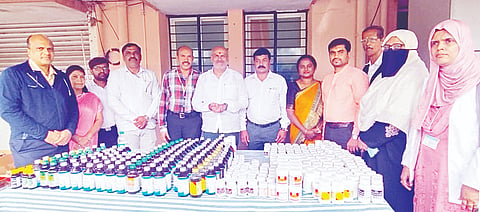 ರಾಷ್ಟ್ರೀಯ ಆಯುಷ್ ಅಭಿಯಾನದಡಿ ಆಯೋಜಿಸಿದ್ದ ವಿಶೇಷ ಆರೋಗ್ಯ ಚಿಕಿತ್ಸಾ ಶಿಬಿರವನ್ನು ಶಾಸಕ ಎಚ್.ಕೆ.ಸುರೇಶ್ ಉದ್ಘಾಟಿಸಿದರು. ಡಾ.ವಿಜಯ್, ಡಾ.ಸತೀಶ್, ಡಾ.ಗುರುಮೂರ್ತಿ, ಡಾ.ಅನುರಾಧಾ ಇತರರು ಇದ್ದರು.