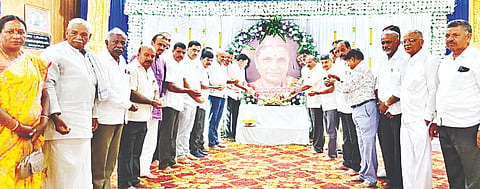 ಪಟ್ಟಣದ ಒಕ್ಕಲಿಗರ ಕಲ್ಯಾಣ ಮಂಟಪದಲ್ಲಿ ಆಯೋಜಿಸಿದ್ದ ಕಾರ್ಯಕ್ರಮದಲ್ಲಿ ಚೆನ್ನಮ್ಮ ಅವರ ಭಾವಚಿತ್ರಕ್ಕೆ ಪುಷ್ಪ ನಮನದ ಮೂಲಕ ಗಣ್ಯರು ಶ್ರದ್ಧಾಂಜಲಿ ಸಲ್ಲಿಸಿದರು.  ಎಂ.ಎ.ನಾಗರಾಜ್,  ಬಿ.ಡಿ.ಚಂದ್ರೇಗೌಡ, ಜಿ.ಟಿ.ಇಂದಿರಾ, ರಾಜಶೇಖರ್, ಸಿ.ಎಸ್.ಪ್ರಕಾಶ್ ಇತರರು ಇದ್ದರು.