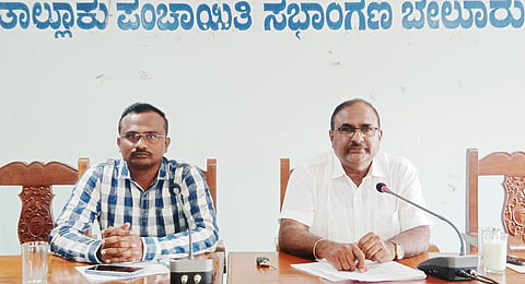 ಬೇಲೂರು ತಾಲೂಕು ಪಂಚಾಯಿತಿ ಸಭಾಂಗಣದಲ್ಲಿ ಗ್ಯಾರಂಟಿ ಯೋಜನೆಗಳ ಅನುಷ್ಠಾನ ಸಮಿತಿ ಸಭೆಯಲ್ಲಿ ದೇಶಾಣಿ ಆನಂದ್ ಮಾತನಾಡಿದರು. ತಾಪಂ ಇಒ ಸತೀಶ್ ಕುಮಾರ್  ಇದ್ದರು. 