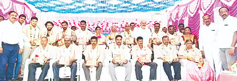 ತಾಲೂಕಿನ ಹೆಬ್ಬಾಳು ಹಾಲು ಉತ್ಪಾದಕರ ಸಹಕಾರ ಸಂಘದ ನೂತನ ಕಟ್ಟಡ ನಿರ್ಮಾಣಕ್ಕೆ ಶ್ರಮಿಸಿದ ನಿರ್ದೇಶಕರು ಮತ್ತು ಮುಖಂಡರನ್ನು ಸನ್ಮಾನಿಸಲಾಯಿತು