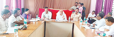 ಬೇಲೂರು  ತಾಲೂಕು ಕಚೇರಿ ಸಭಾಂಗಣದಲ್ಲಿ ಆಯೋಜಿಸಿದ್ದ ವಿಪತ್ತು ನಿರ್ವಹಣಾ ಸಭೆಯಲ್ಲಿ  ಶಾಸಕ ಎಚ್.ಕೆ.ಸುರೇಶ್ ಮಾತನಾಡಿದರು. ಶ್ರೀಧರ ಕಂಕನವಾಡಿ, ರೇವಣ್ಣ, ಭಾಗ್ಯಮ್ಮ, ಕಾಂತರಾಜ್ ಇತರರಿದ್ದರು.