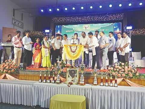 ಬ್ರಹ್ಮಾವರ ವ್ಯವಸಾಯಸೇವಾ ಸಹಕಾರಿ ಸಂಘದ 110 ನೇವರ್ಷ ಆಚರಣೆ ಕಾರ್ಯಕ್ರಮವನ್ನು ಉಡುಪಿ ಶಾಸಕ ಯಶ್‌ಪಾಲ್ ಸುವರ್ಣ ಉದ್ಘಾಟಿಸಿದರು. 
