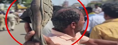 ಕಾರ್ಯಕ್ರಮದಲ್ಲಿ ಚಪ್ಪಲಿ ಎಸೆಯುತ್ತಿರುವ ಕಾರ್ಯಕರ್ತ 