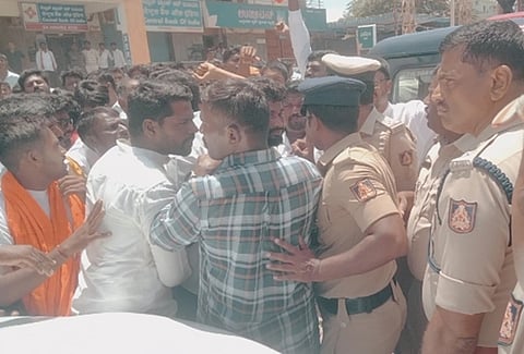 ಗಲಾಟೆಯಲ್ಲಿ ಭಾಗವಹಿಸಿದ್ದವರನ್ನು ವಶಕ್ಕೆ ಪಡೆಯುತ್ತಿರುವ ಪೊಲೀಸರು