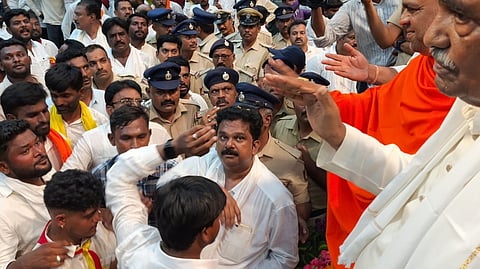 ಕಾರ್ಯಕ್ರಮದಲ್ಲಿ ಜೆಡಿಎಸ್‌ ಕಾರ್ಯಕರ್ತರ ಗಲಾಟೆ