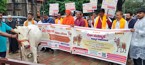 ಗೋವನ್ನು ರಾಷ್ಟ್ರಮಾತೆಯನ್ನಾಗಿ ಘೋಷಿಸಲು ಆಗ್ರಹಿಸಿ ಜಿಲ್ಲಾಧಿಕಾರಿ ಕಚೇರಿ ಎದುರು ಸೋಮವಾರ ಪ್ರತಿಭಟಿಸಲಾಯಿತು. ಮುಕ್ತಾನಂದ ಸ್ವಾಮೀಜಿ, ನಿಲೇಶ, ಮಾರುತಿ ಕೋಳಿ, ಚಿದಂಬರ ಕನಕಗಿರಿ, ರಾಜು ಬಾದಾಮಿ ಇತರರಿದ್ದರು.