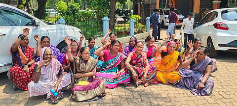 ಚಚಡಿ ಗ್ರಾಮದಲ್ಲಿ ಮದ್ಯದಂಗಡಿ ಬಂದ್ ಮಾಡುವಂತೆ ಆಗ್ರಹಿಸಿ ಬೆಳಗಾವಿ ಜಿಲ್ಲಾಕಾರಿ ಕಚೇರಿ ಎದುರು ಮಹಿಳೆಯರು ಪ್ರತಿಭಟನೆ ನಡೆಸಿದರು. ಚನ್ನವ್ವ ಖನಗಾವಿ, ಈರವ್ವ ಯಕ್ಕುಂಡಿ, ಗಂಗವ್ವ ಸೋಮನ್ನವರ ಇತರರಿದ್ದರು.