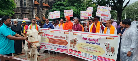ಗೋವನ್ನು ರಾಷ್ಟ್ರಮಾತೆಯನ್ನಾಗಿ ಘೋಷಿಸಲು ಆಗ್ರಹಿಸಿ ಜಿಲ್ಲಾಧಿಕಾರಿ ಕಚೇರಿ ಎದುರು ಸೋಮವಾರ ಪ್ರತಿಭಟನೆ ನಡೆಸಲಾಯಿತು. ಮುಕ್ತಾನಂದ ಸ್ವಾಮೀಜಿ, ನಿಲೇಶ, ಮಾರುತಿ ಕೋಳಿ, ಚಿದಂಬರ ಕನಕಗಿರಿ, ರಾಜು ಬಾದಾಮಿ ಇತರರಿದ್ದರು.