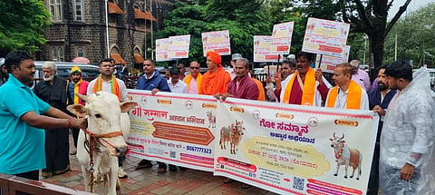 ಗೋವನ್ನು ರಾಷ್ಟ್ರಮಾತೆಯನ್ನಾಗಿ ೂಷಿಸಲು ಆಗ್ರಹಿಸಿ ಜಿಲ್ಲಾಧಿಕಾರಿ ಕಚೇರಿ ಎದುರು ಸೋಮವಾರ ಪ್ರತಿಭಟಿಸಲಾಯಿತು. ಮುಕ್ತಾನಂದ ಸ್ವಾಮೀಜಿ, ನಿಲೇಶ, ಮಾರುತಿ ಕೋಳಿ, ಚಿದಂಬರ ಕನಕಗಿರಿ, ರಾಜು ಬಾದಾಮಿ ಇತರರಿದ್ದರು.