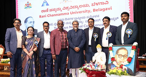  ಬೆಳಗಾವಿಯಲ್ಲಿ ಶುಕ್ರವಾರ ಜರುಗಿದ ಎರಡು ದಿನಗಳ ರಾಷ್ಟ್ರೀಯ ಸಮ್ಮೇಳನದ ಉದ್ಘಾಟನೆಯಲ್ಲಿ ಪ್ರೊ.ರಾಜೀವ ಭಾರ್ಗವ, ಡಾ.ಸಾಬೀರ್ ಅಹ್ಮದ್ ಮುಲ್ಲಾ, ಪ್ರೊ.ಸಿ.ಎಂ.ತ್ಯಾಗರಾಜ, ಡಾ.ಜೆ.ಸೋಮಶೇಖರ, ಸಂತೋಷ ಕಾಮಗೌಡ ಇತರರಿದ್ದರು.