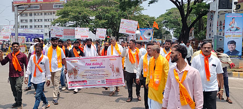 ಬೆಳಗಾವಿಯಲ್ಲಿ ಸೋಮವಾರ ಗೋಮಾತಾ ಗೌರವ ದಿನದ ಪ್ರಯುಕ್ತ ಗೋ ಸಮೇತ ರ‌್ಯಾಲಿ ನಡೆಸಲಾಯಿತು. ನಿಲೇಶ ಪಾಟೀಲ, ಪ್ರಕಾಶ ಲದ್ವಾ, ಗೋಲ್ವಾನಂದ ಸ್ವಾಮೀಜಿ, ರವಿ ಕೋಕಿತಕರ ಇತರರಿದ್ದರು. 