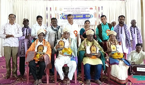 ಬೆಳಗಾವಿಯ ಮಹಾಂತ ಭವನದಲ್ಲಿ ಶುಕ್ರವಾರ ಜರುಗಿದ ರಂಗಭೂಮಿ ದಿನಾಚರಣೆಯಲ್ಲಿ ರಂಗಸಾಧಕರಾದ ಜಿ.ಕೆ.ಕಾಡೇಶಕುಮಾರ, ಶಂಕರ ಅರಕೇರಿ, ಅನಿಲ ಮೇತ್ರಿ, ಸುಜಾತಾ ಮಗದುಮ್ಮರನ್ನು ಸನ್ಮಾನಿಸಲಾಯಿತು.