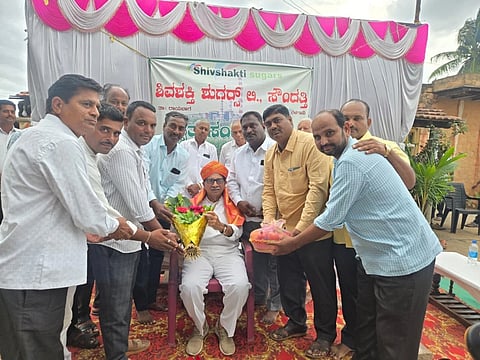 ಹಾರೂಗೇರಿಯಲ್ಲಿ ಹಮ್ಮಿಕೊಂಡಿದ್ದ ರೈತರೊಂದಿಗಿನ ಸಮಾಲೋಚನಾ ಸಭೆಯಲ್ಲಿ ಪದ್ಮಶ್ರೀ ಪುರಸತ ಡಾ.ಪ್ರಭಾಕರ ಕೋರೆ ಅವರನ್ನು ಸನ್ಮಾನಿಸಲಾಯಿತು. ಜಿನ್ನಪ್ಪ ಅಸ್ಕಿ, ಭೀಮಪ್ಪ ಬದನೆಕಾಯಿ, ನೇಮಣ್ಣ ನಾಣಾವಿ, ಬಸನಗೌಡ ಆಸಂಗಿ, ಸಿದ್ದಪ್ಪ ನಾಗನೂರು, ಶ್ರೀಧರ ಸದಲಗಿ ಇತರರಿದ್ದರು. 