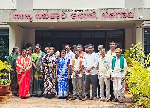 ಖೋದಾನಪುರದಲ್ಲಿನ ಬಾರ್ ಬಂದ್ ಮಾಡಿಸಲು ಆಗ್ರಹಿಸಿ ಗ್ರಾಮಸ್ಥರು ಸೋಮವಾರ ಅಬಕಾರಿ ಇಲಾಖೆ ಎದುರು ಪ್ರತಿಭಟಿಸಿದರು. ಸೋಮು ಬಡ್ಲಿ, ಕರೆಪ್ಪ ಉಡಿಕೇರಿ, ಮಹಾಂತೇಶ ಗೌಡರ, ಗೀತಾ ಪೂಜಾರ, ಮಹಾದೇವಿ ಮರೇರ ಇತರರಿದ್ದರು.